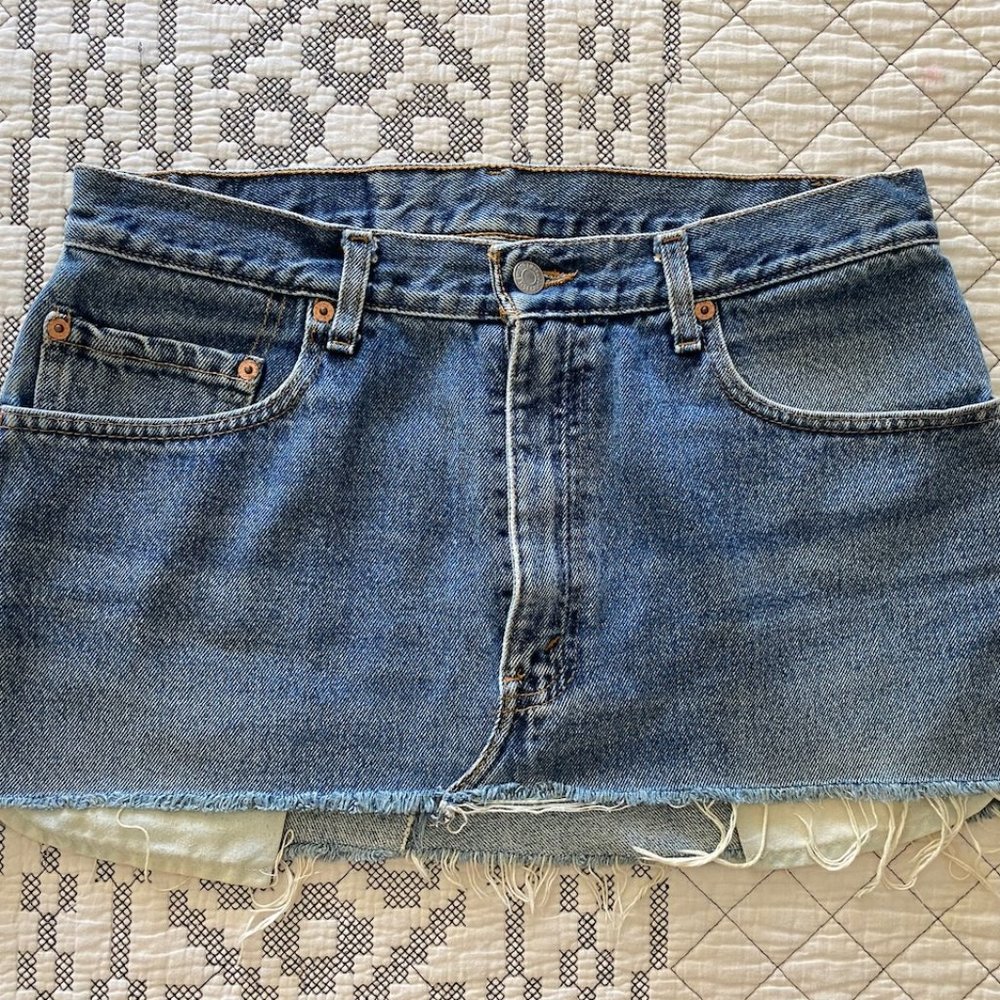 Levis low rise relaxed skirt